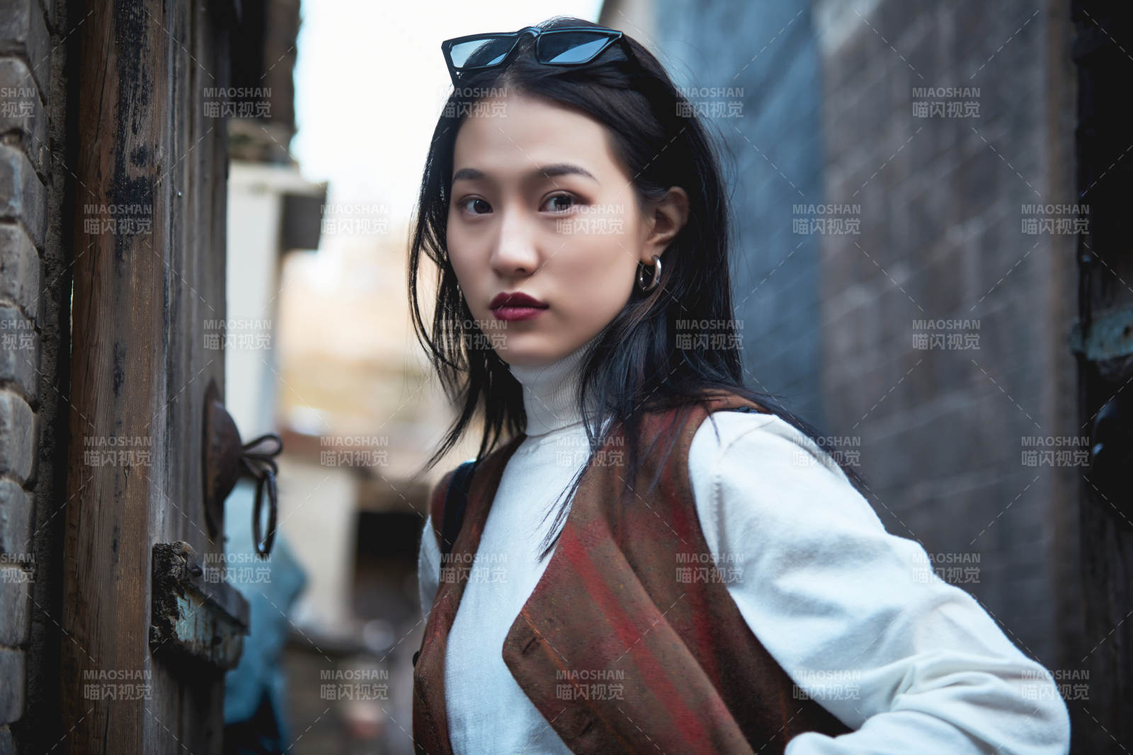 老旧城区里穿着复古港风的美丽清纯少女图片