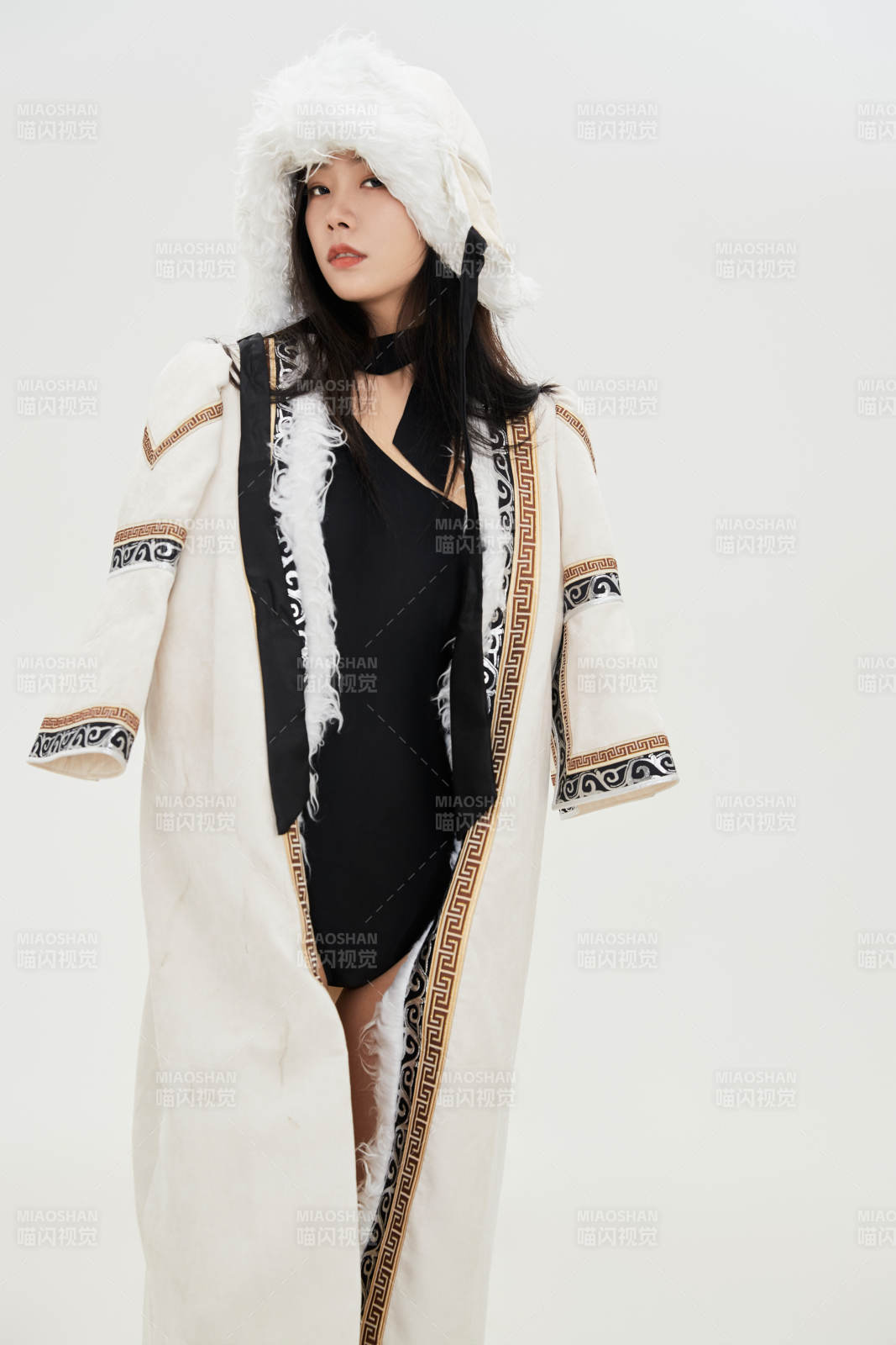 身穿混搭风格蒙族服饰的美女图片