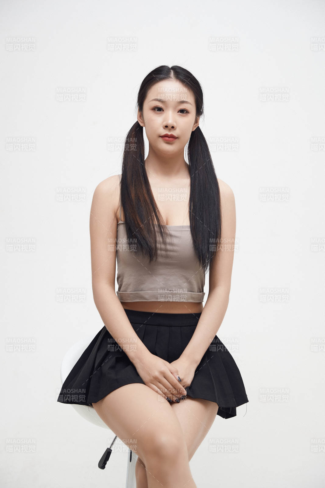 白色背景下的美丽可爱大学生图片