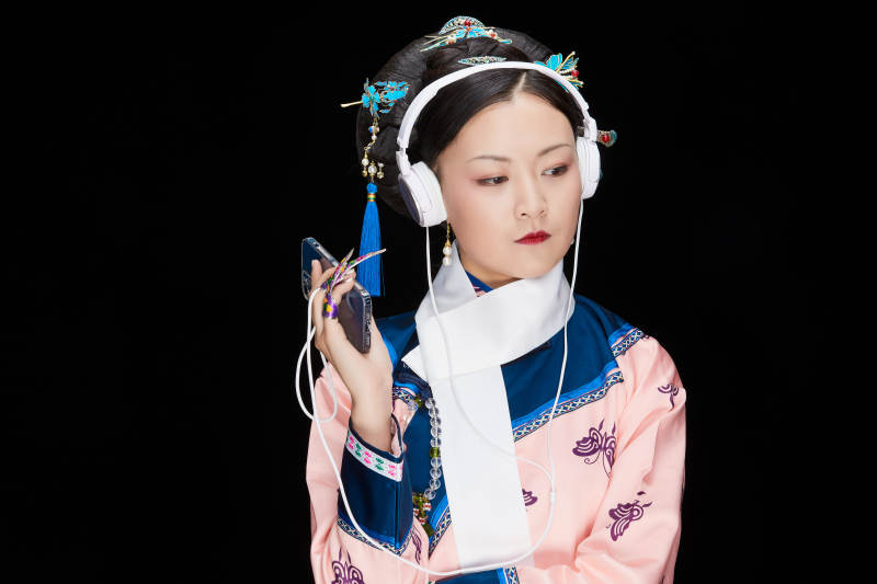 黑色背景下的清代女性古装造型清朝古装图片