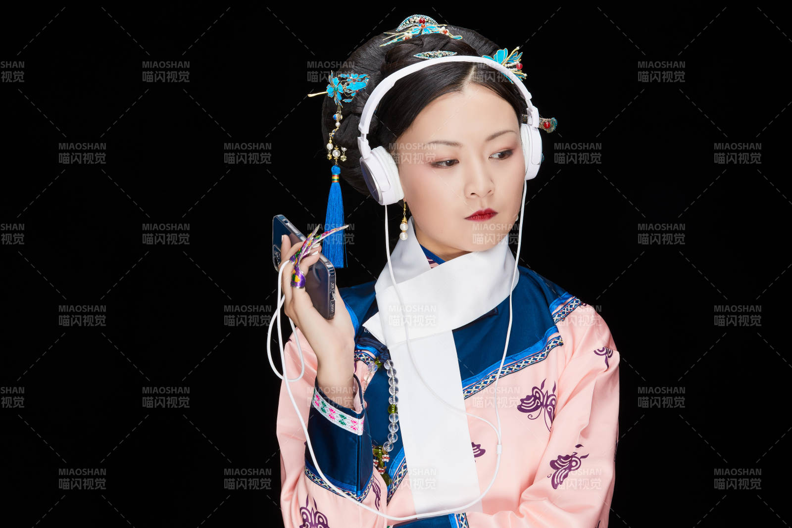 黑色背景下的清代女性古装造型清朝古装图片