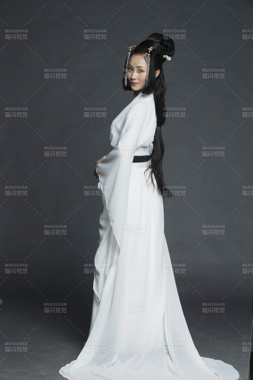 身穿古装的汉服女性人像汉服影棚拍摄图片