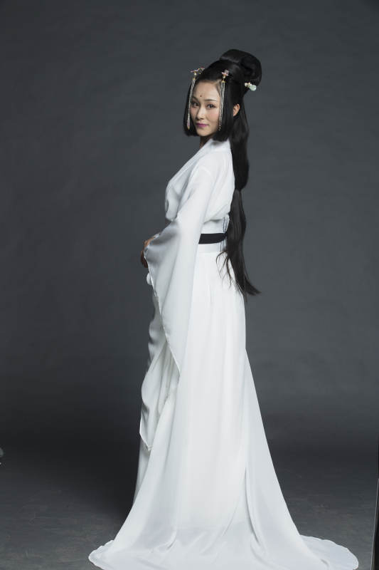 身穿古装的汉服女性人像汉服影棚拍摄图片