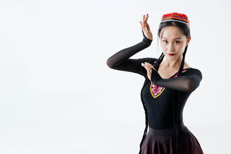 穿着新疆维吾尔族服饰跳舞的少女图片