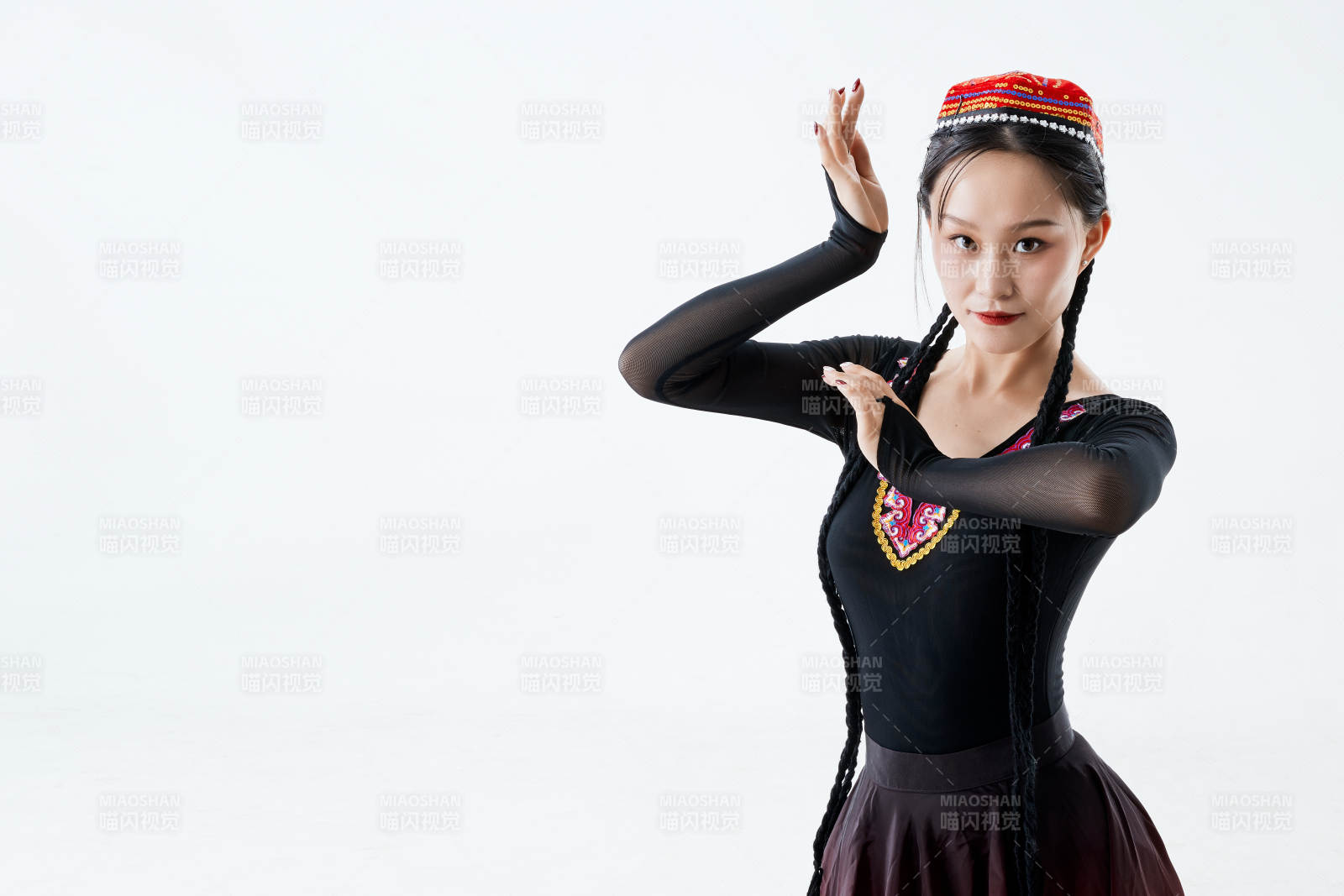 穿着新疆维吾尔族服饰跳舞的少女图片