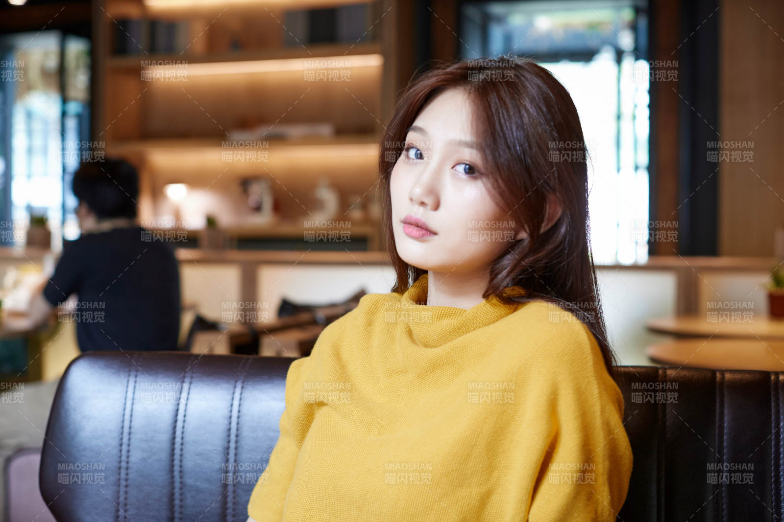 在图书咖啡馆阅读书籍的少女图片