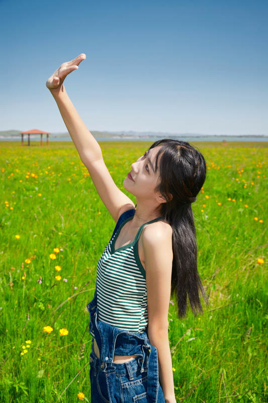 盛夏在草原湿地公园游玩的姑娘图片