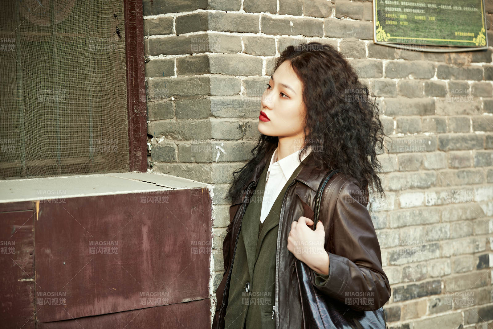 老旧城区里穿着复古港风的美丽清纯少女图片