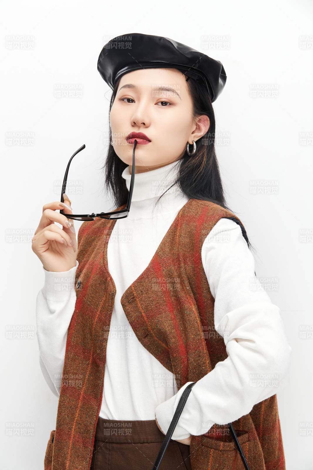 身穿复古服装的亚洲少女人像图片