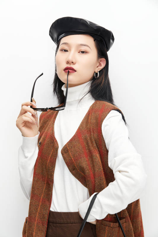 身穿复古服装的亚洲少女人像图片