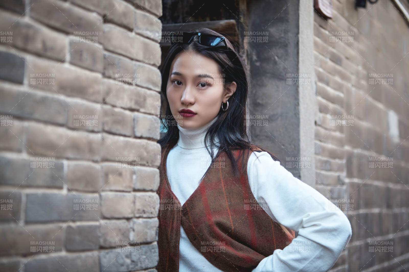 老旧城区里穿着复古港风的美丽清纯少女图片