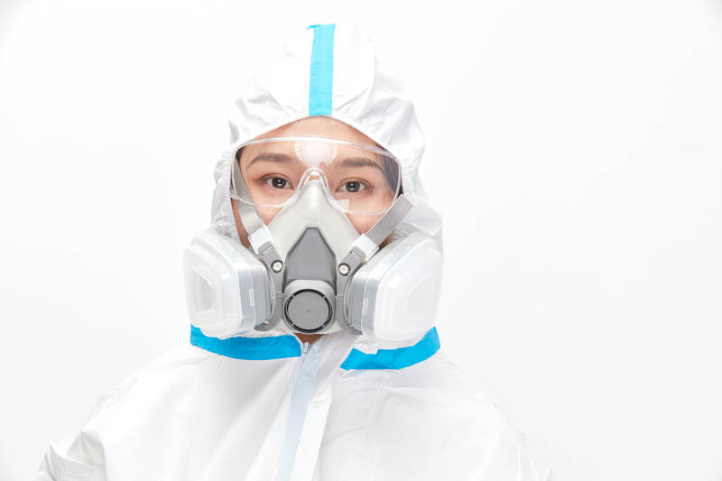 穿白色防护服佩戴护目镜口罩的女性医疗人员图片