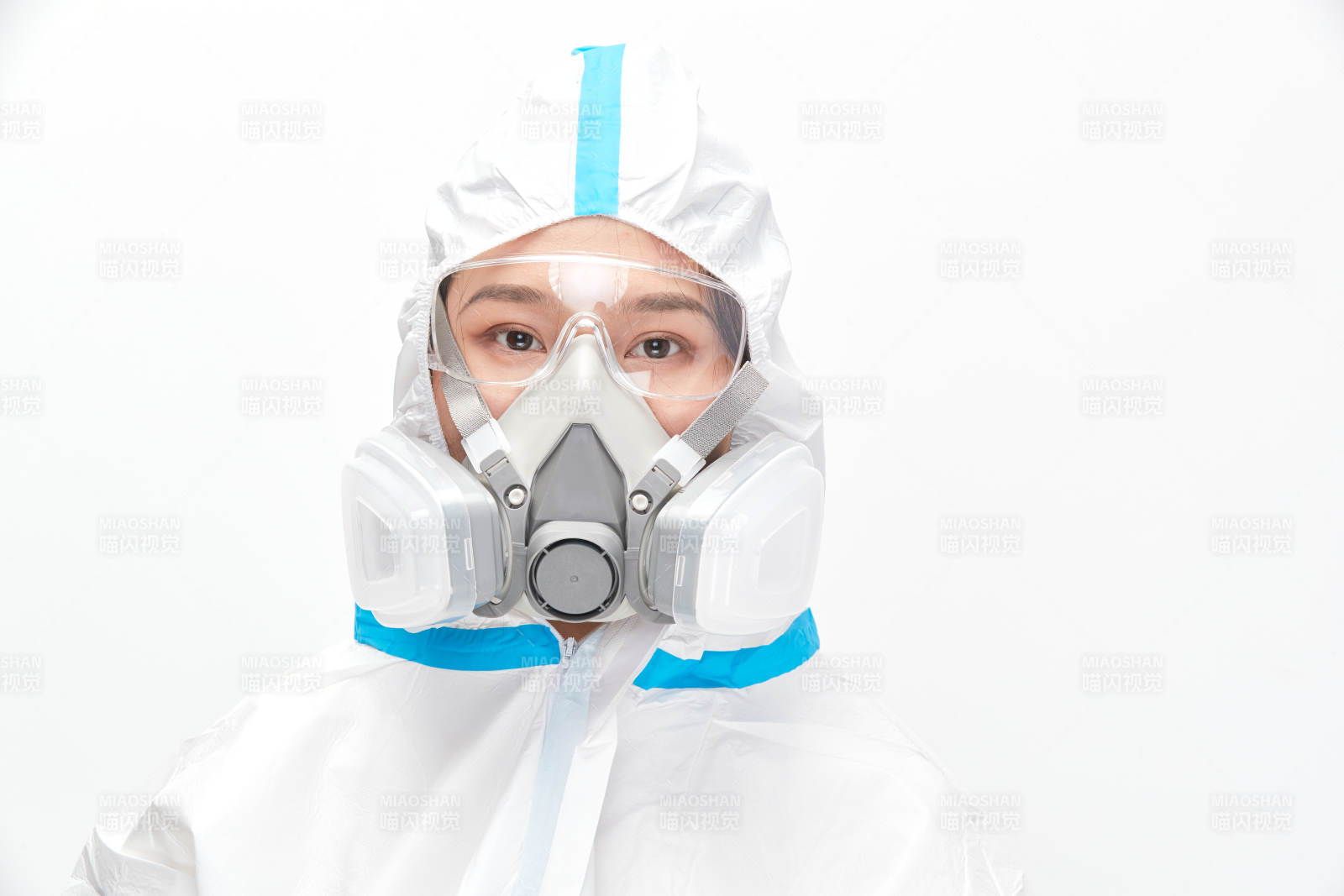 穿白色防护服佩戴护目镜口罩的女性医疗人员图片