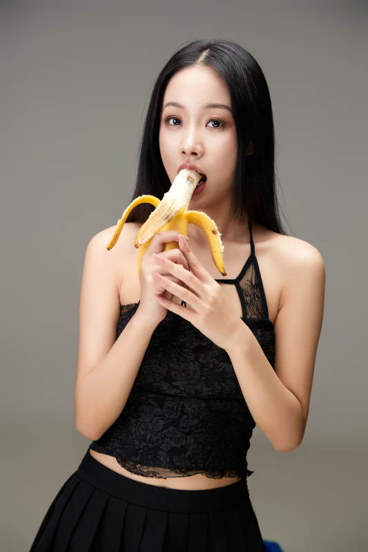 吃水果的亚洲东方长发少女图片