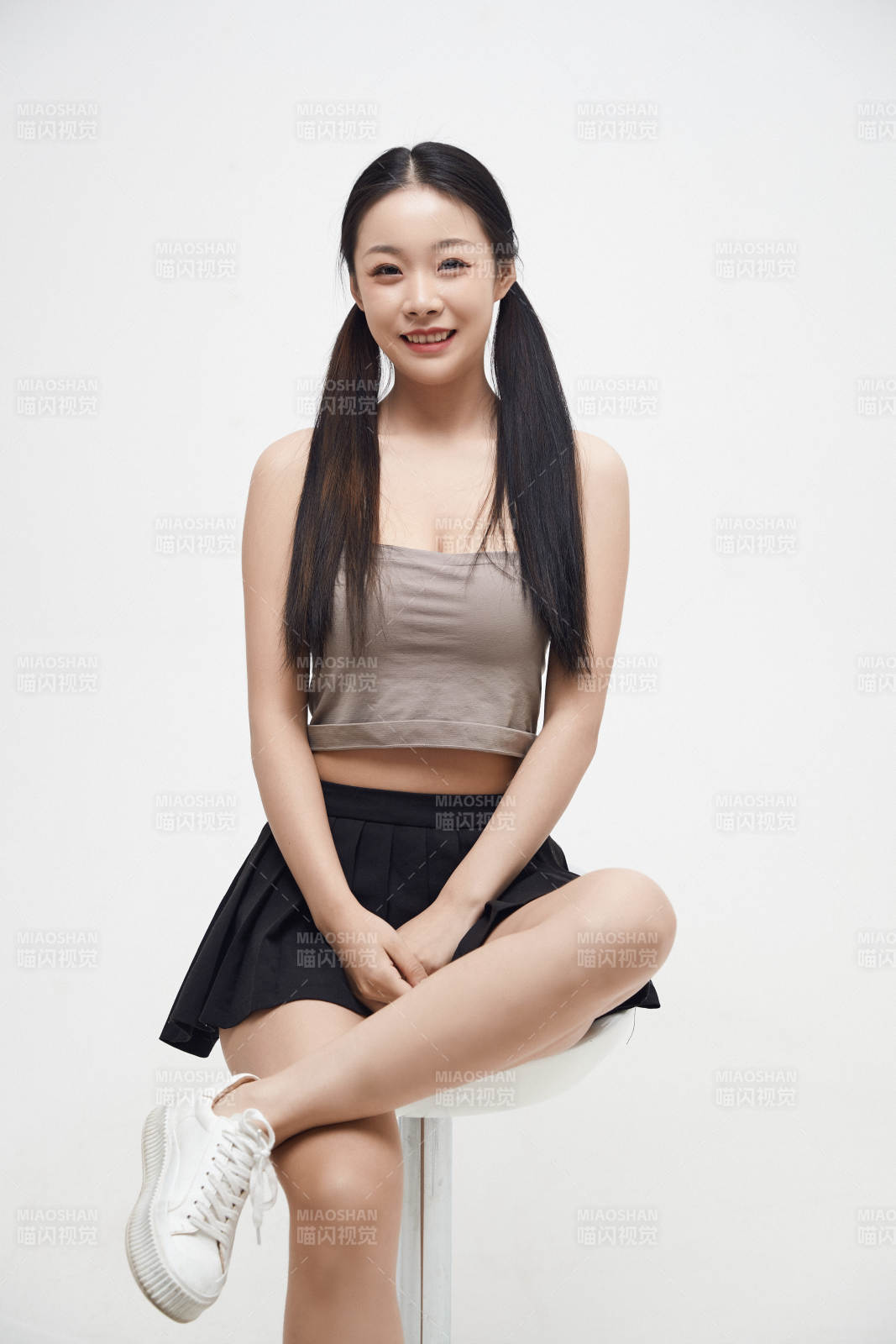 白色背景下的美丽可爱大学生图片