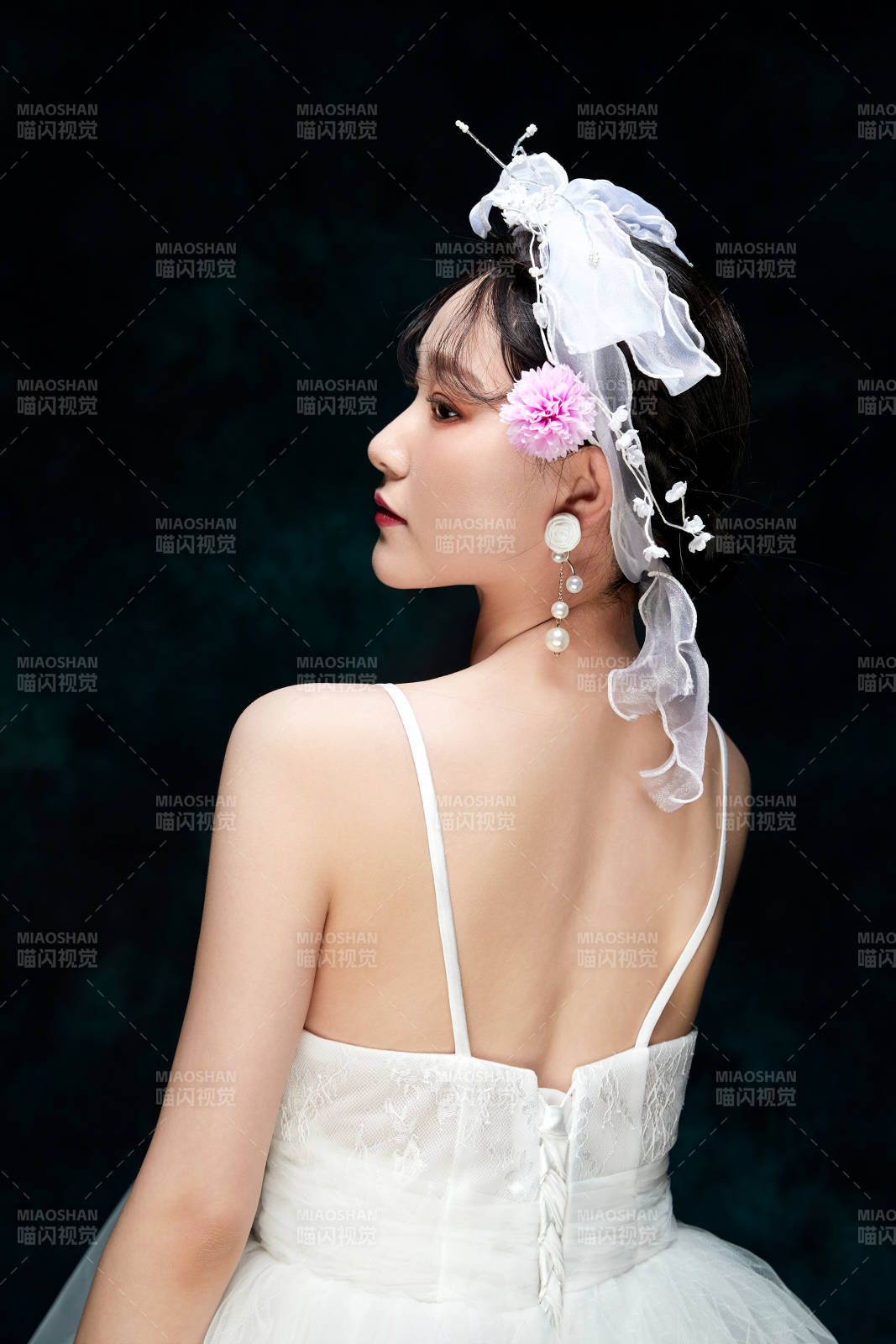 黑色背景下的女性复古婚纱妆面图片