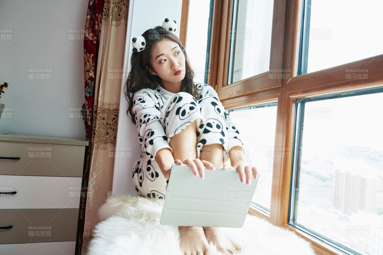 躺在舒适的飘窗上听音乐追剧的亚洲少女图片
