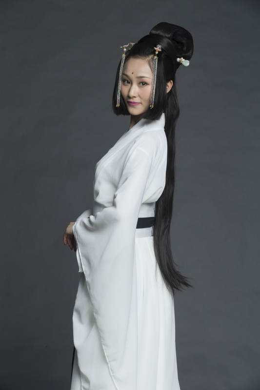 身穿古装的汉服女性人像汉服影棚拍摄图片