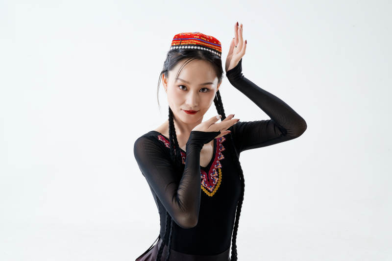 穿着新疆维吾尔族服饰跳舞的少女图片