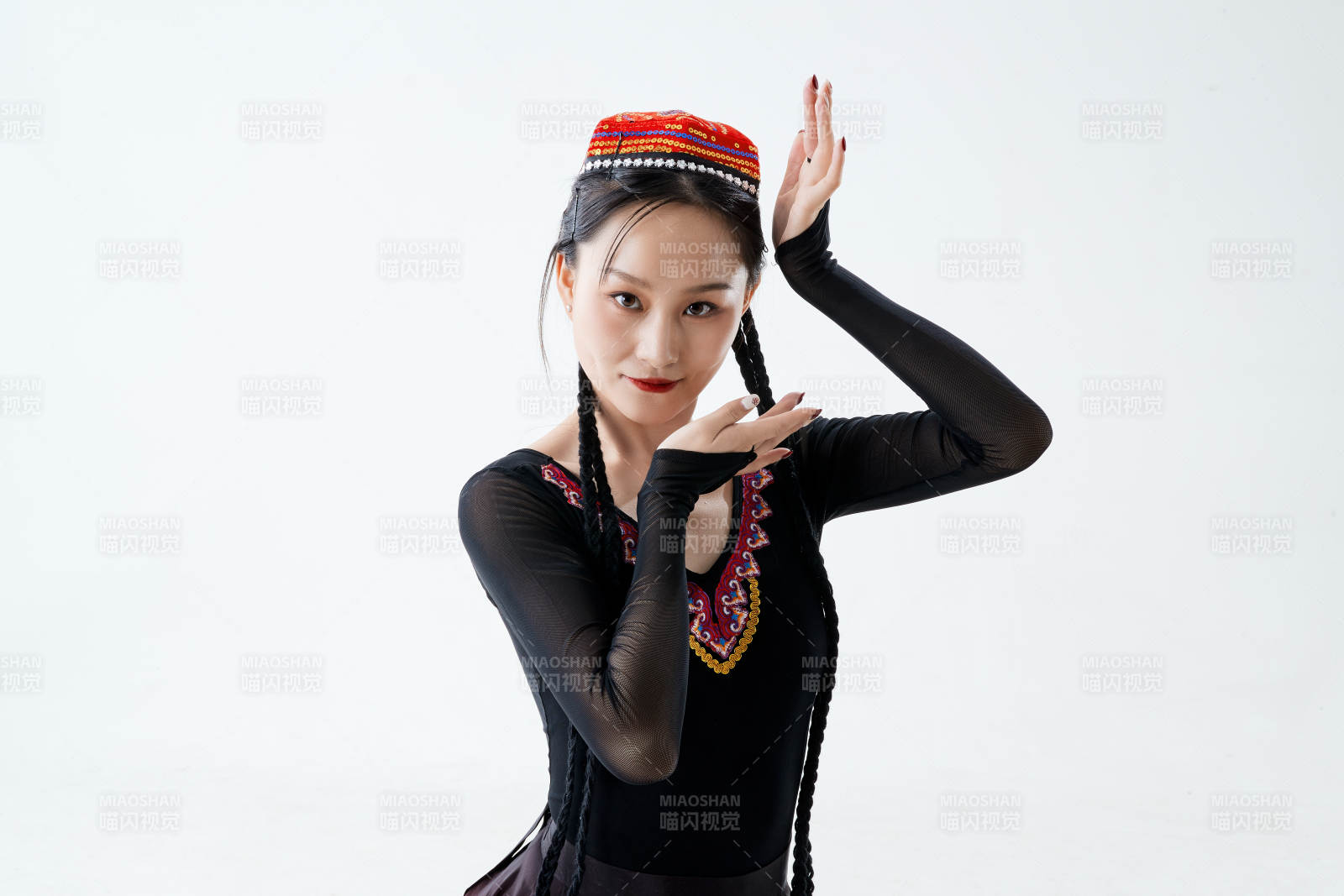 穿着新疆维吾尔族服饰跳舞的少女图片