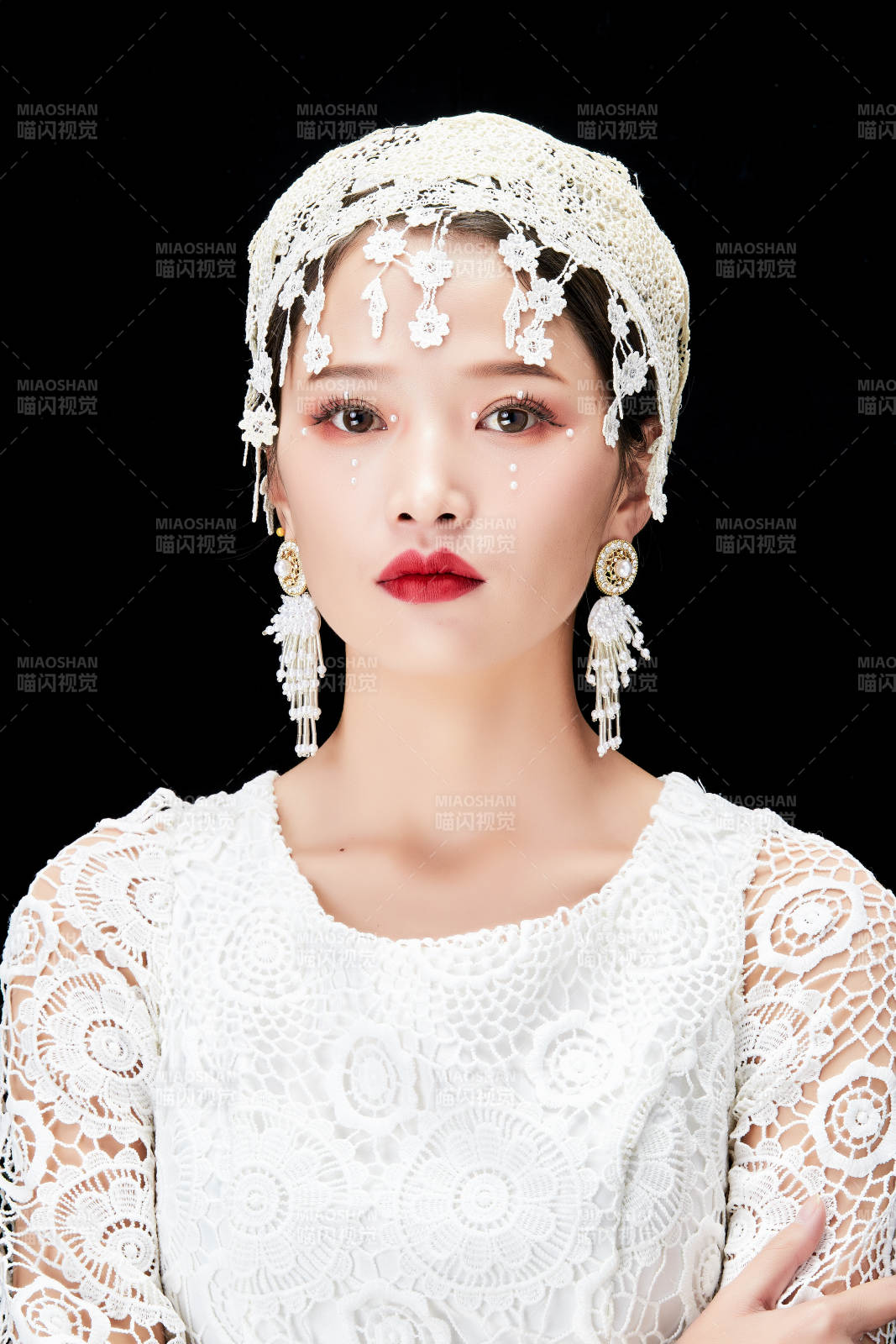 黑色背景下的美妆新娘彩妆人像图片