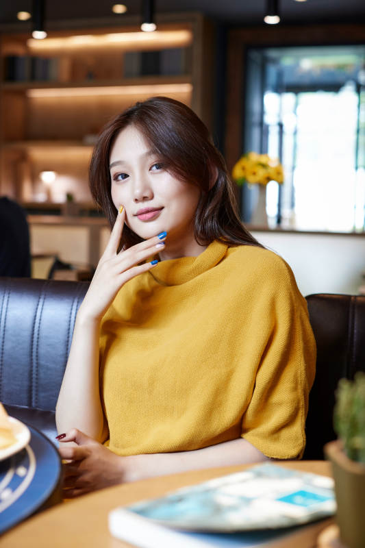 在图书咖啡馆阅读书籍的少女图片