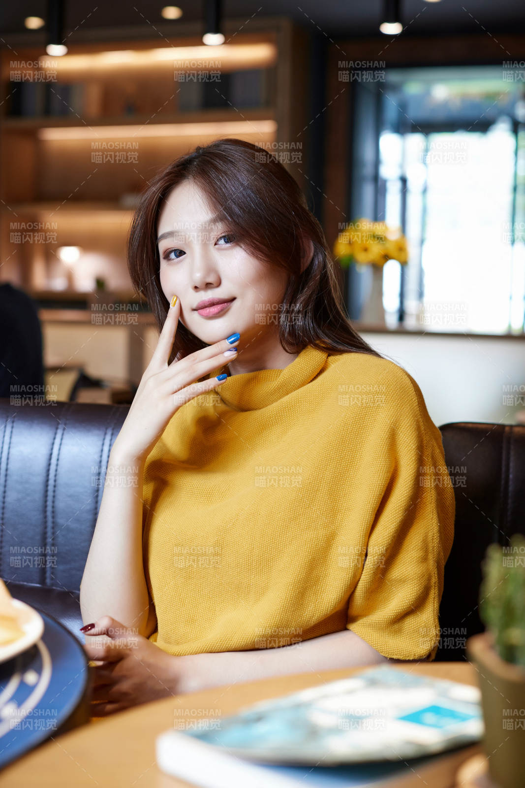 在图书咖啡馆阅读书籍的少女图片