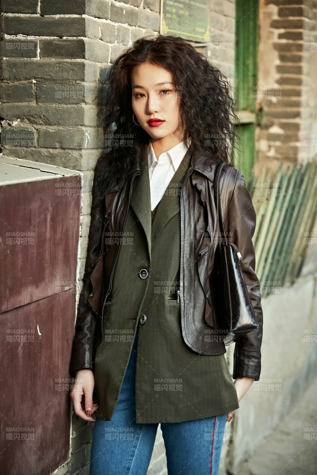 老旧城区里穿着复古港风的美丽清纯少女图片