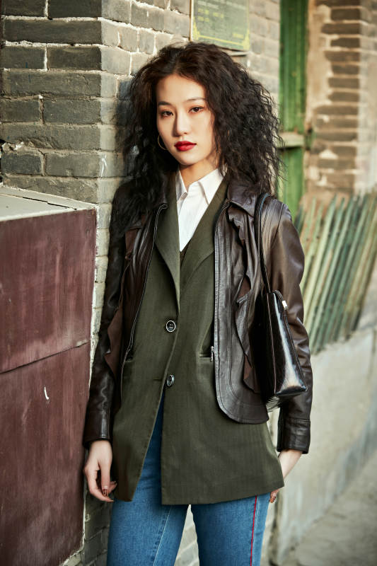 老旧城区里穿着复古港风的美丽清纯少女图片