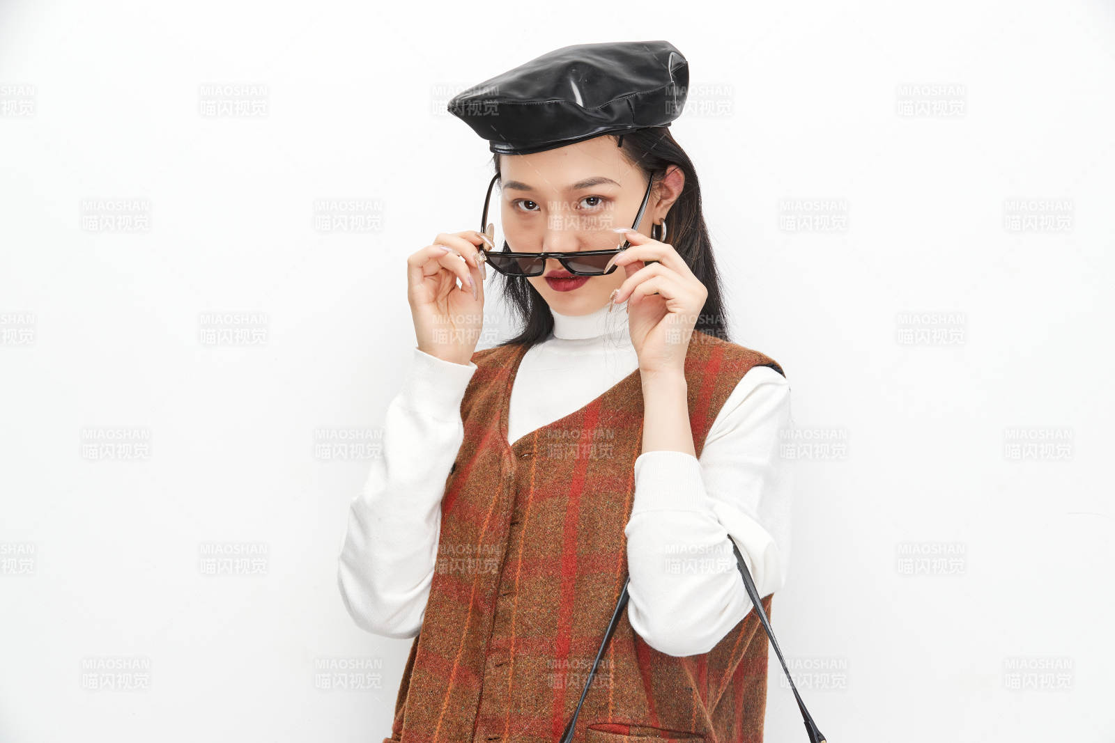 身穿复古服装的亚洲少女人像图片