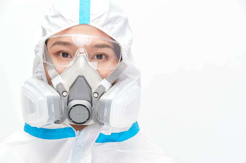 穿白色防护服佩戴护目镜口罩的女性医疗人员图片