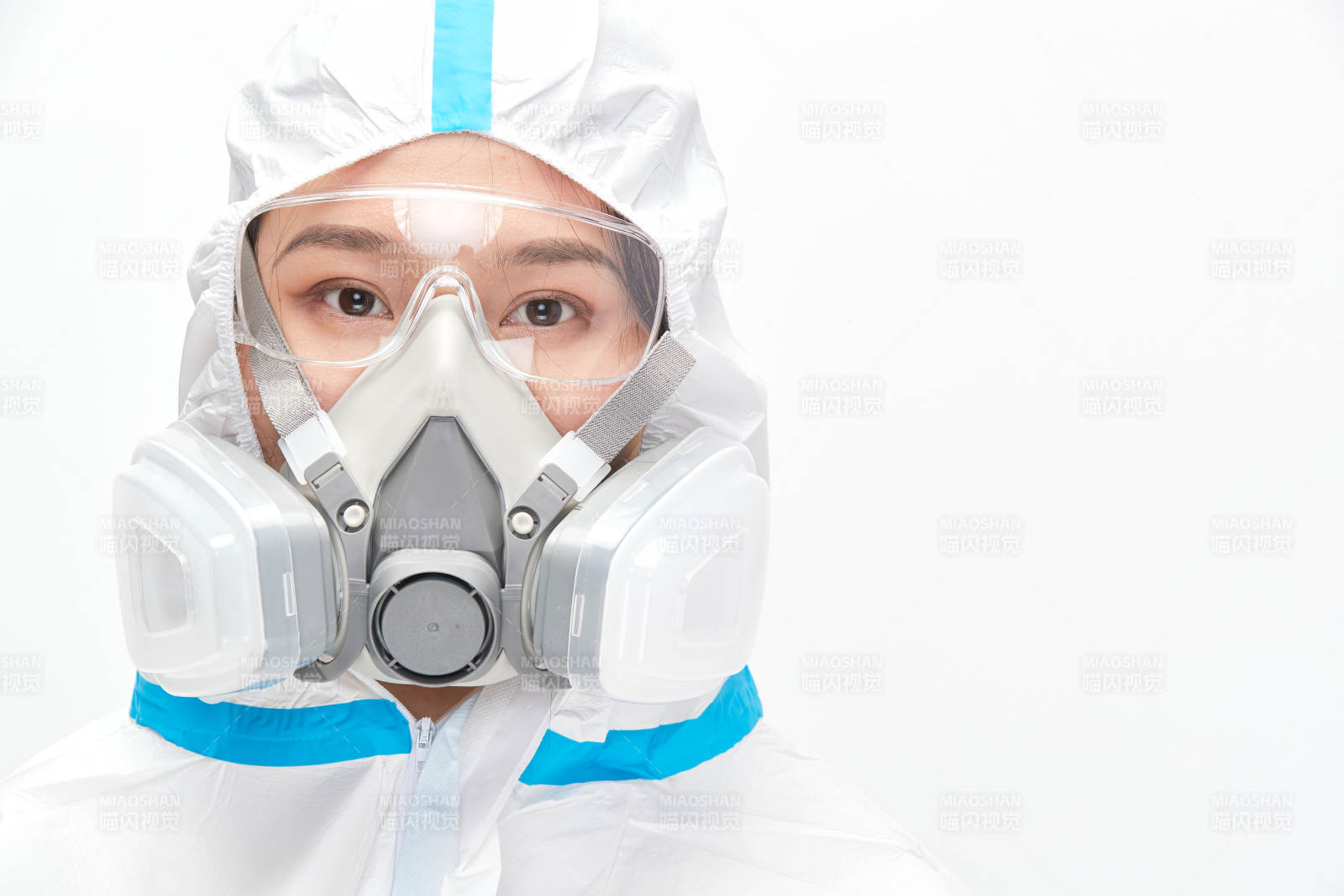 穿白色防护服佩戴护目镜口罩的女性医疗人员图片