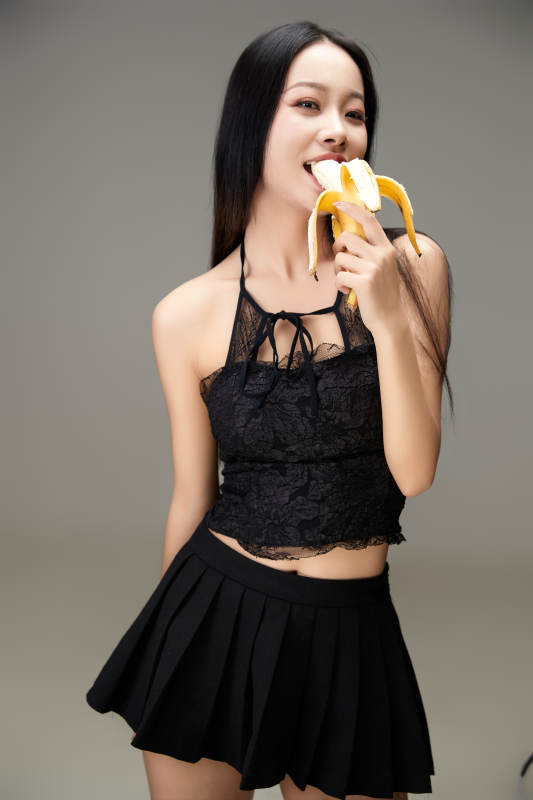 吃水果的亚洲东方长发少女图片