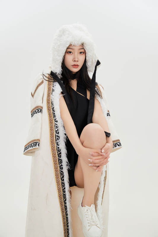 身穿混搭风格蒙族服饰的美女图片