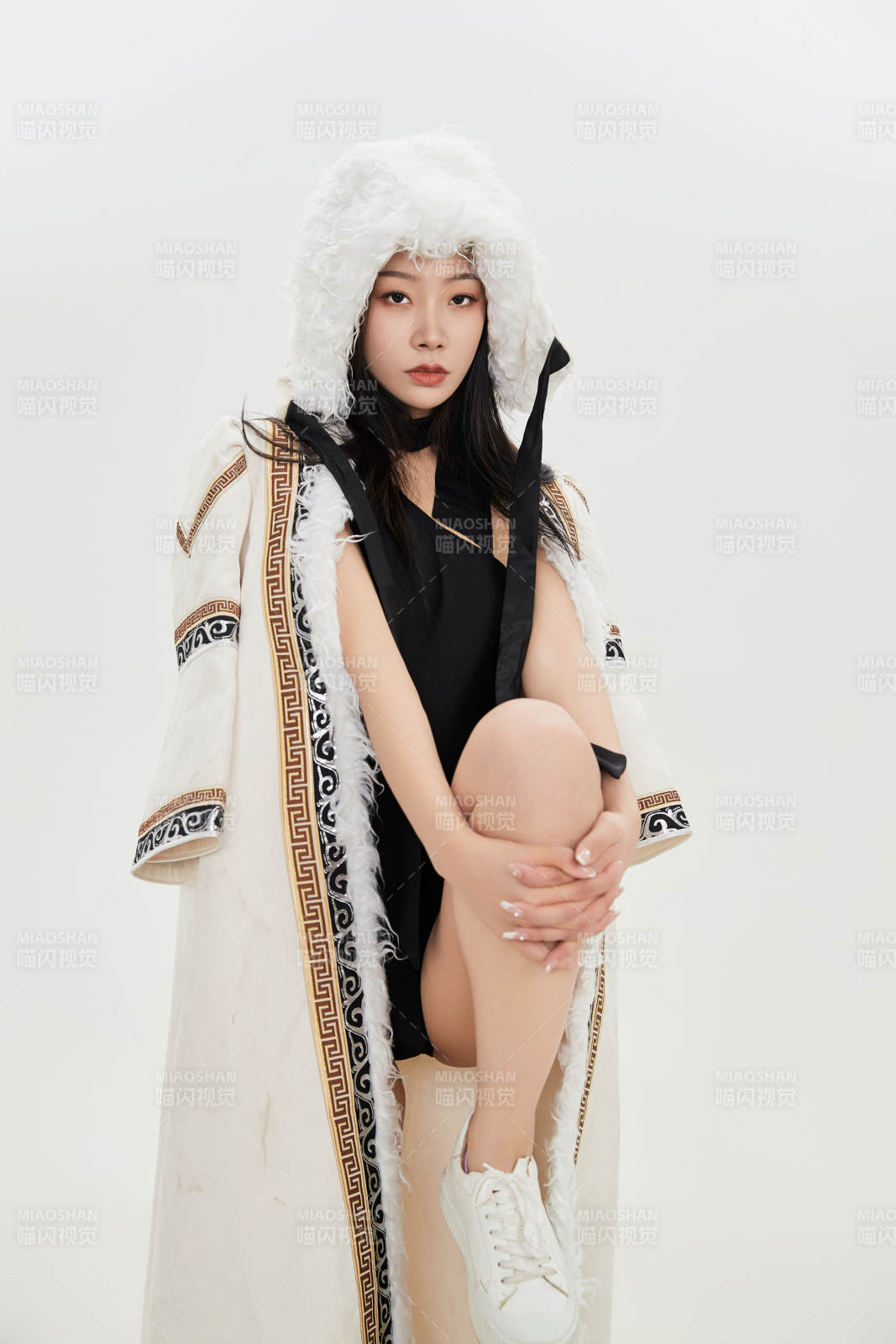 身穿混搭风格蒙族服饰的美女图片