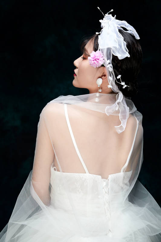 黑色背景下的女性复古婚纱妆面图片