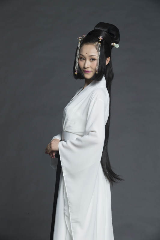 身穿古装的汉服女性人像汉服影棚拍摄图片