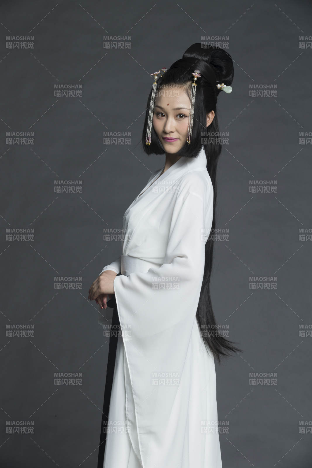 身穿古装的汉服女性人像汉服影棚拍摄图片