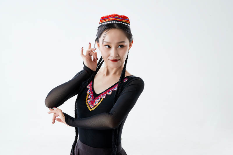 穿着新疆维吾尔族服饰跳舞的少女图片