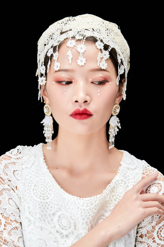 黑色背景下的美妆新娘彩妆人像图片