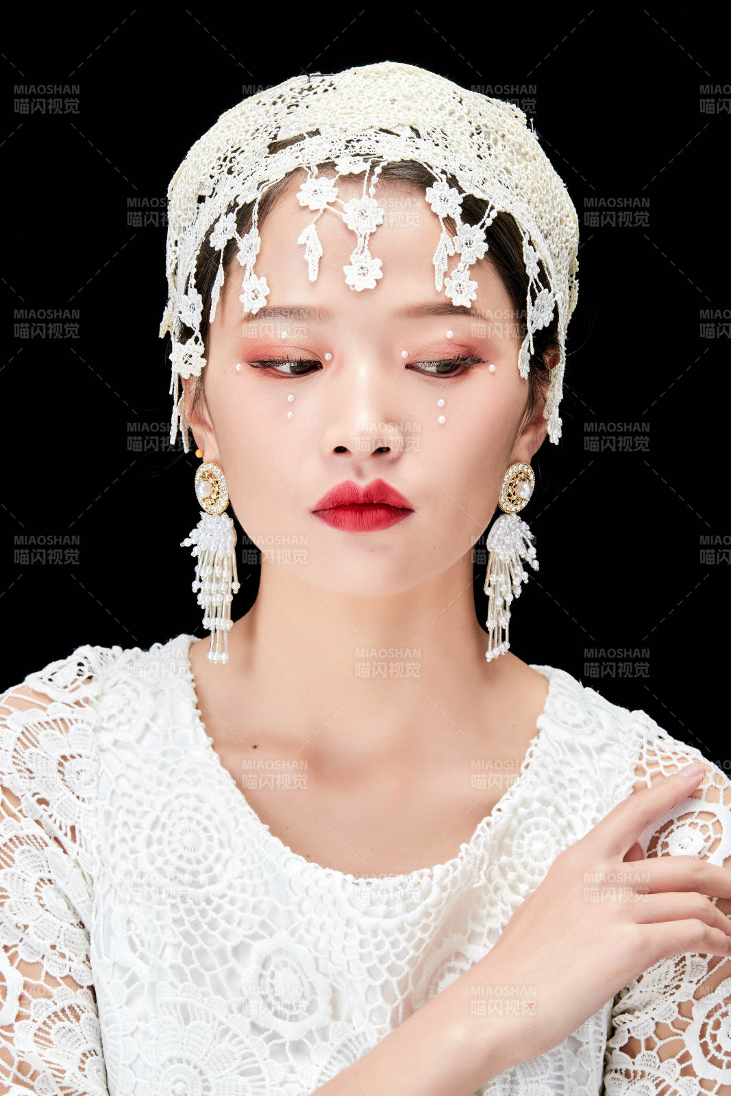 黑色背景下的美妆新娘彩妆人像图片