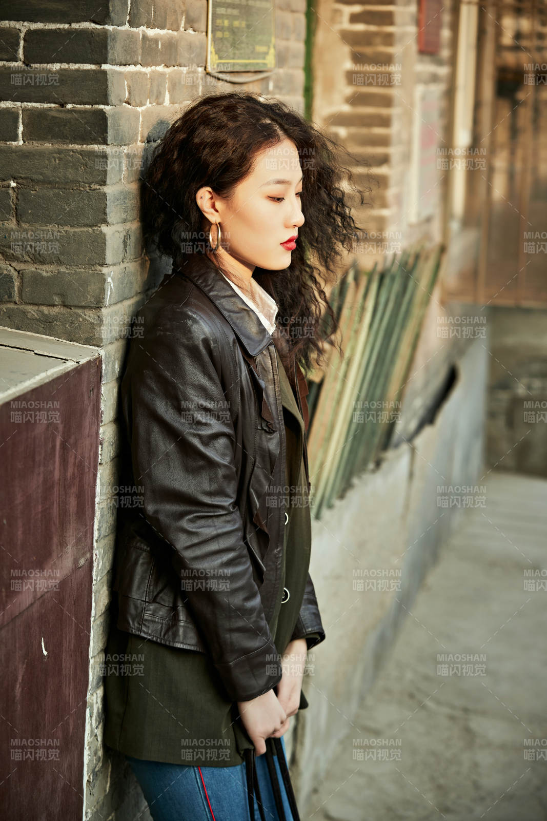 老旧城区里穿着复古港风的美丽清纯少女图片