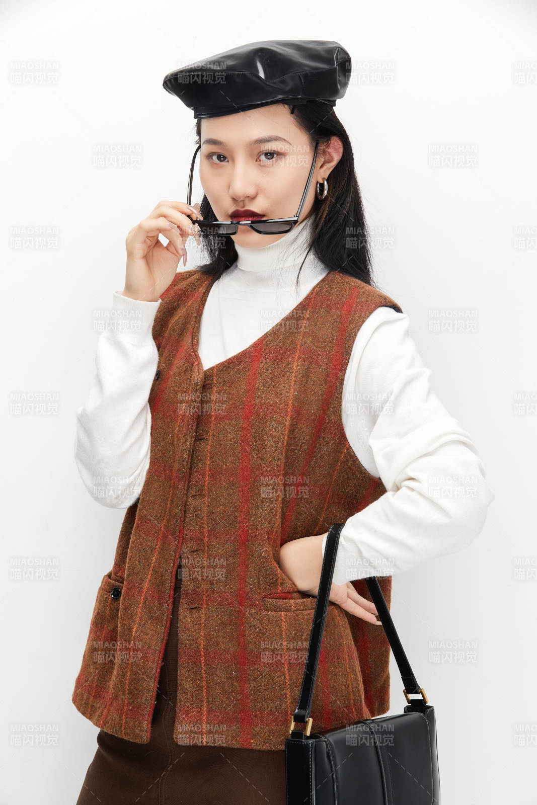 身穿复古服装的亚洲少女人像图片