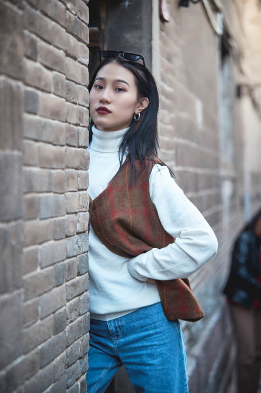 老旧城区里穿着复古港风的美丽清纯少女图片