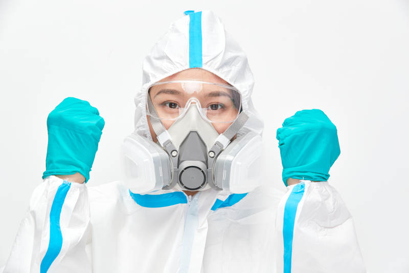 穿白色防护服佩戴护目镜口罩的女性医疗人员图片