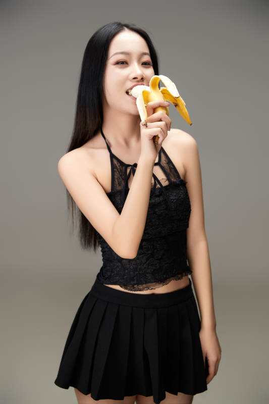 吃水果的亚洲东方长发少女图片