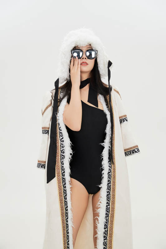 身穿混搭风格蒙族服饰的美女图片