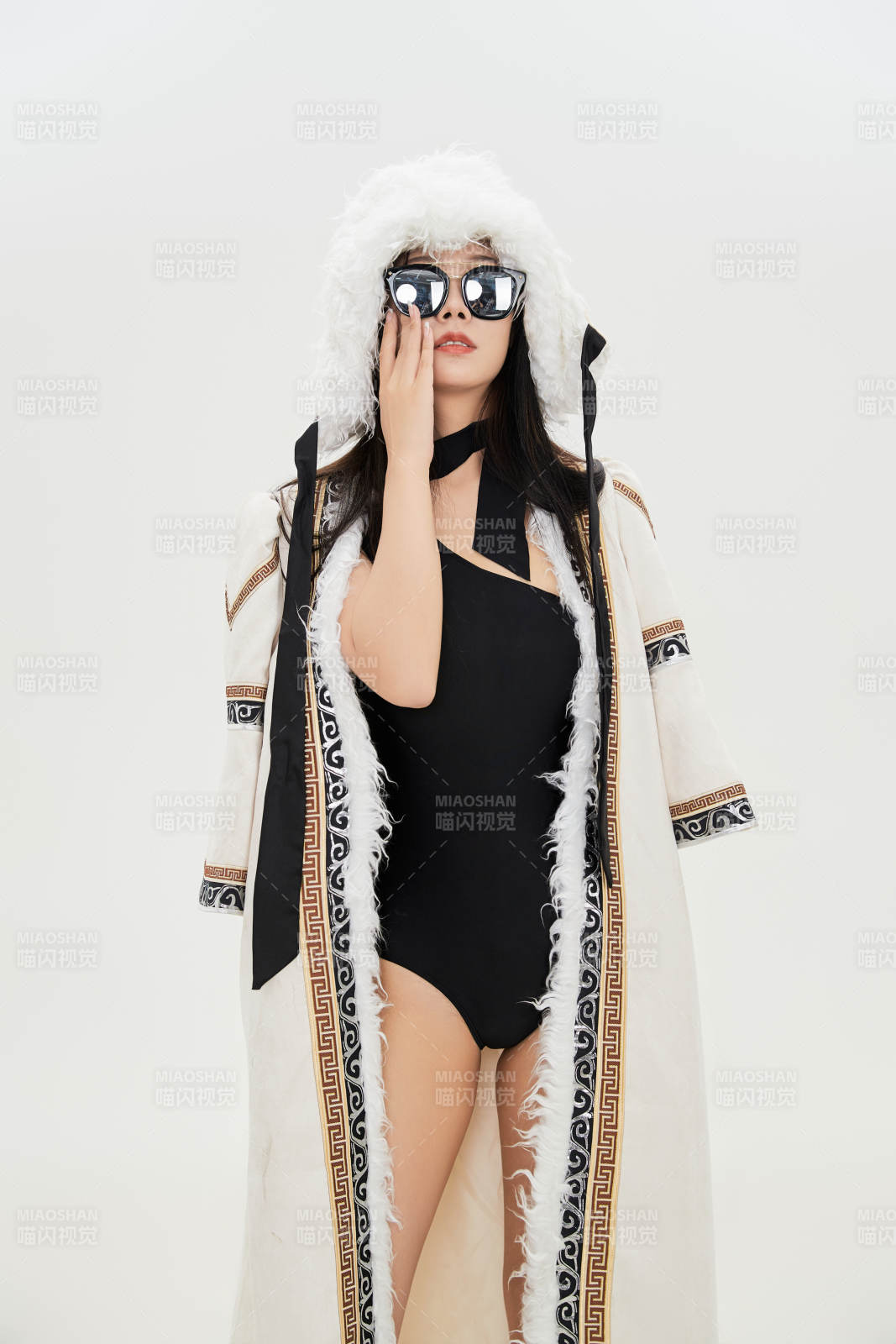 身穿混搭风格蒙族服饰的美女图片