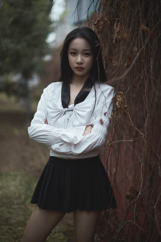 日系户外公园穿jk校服的少女图片