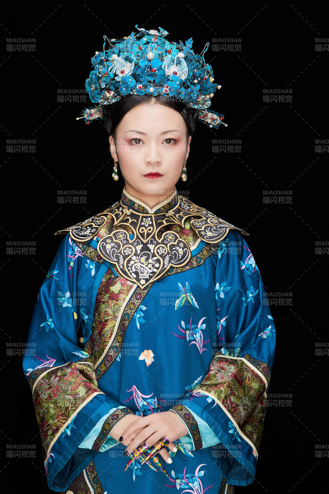 黑色背景下的清代女性古装造型清朝古装图片